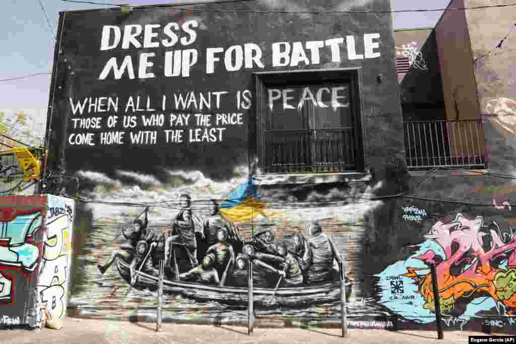 Mural pod naslovom &quot;Obuci me za bitku&quot; umetnika pod nadimkom Bandit u Los Anđelesu 21. marta. Bandit, koji se inače fokusira na pitanja Indijanaca, detaljno opisuje kako je ovo delo zapravo prilagođena slika Emanuela Lojcea na kojoj Džordž Vašington prelazi reku Delaver sa armijom 1776. Kako navodi na svojoj Instagram stranici: &bdquo;Ova verzija mi se više sviđa. Uz Ukrajinu.&ldquo;