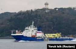 Az orosz haditengerészet Fekete-tengeri flottájának logisztikai támogató hajója, a Vsevolod Bobrov a Boszporuszon Isztambulban, Törökországban 2022. január 7-én.