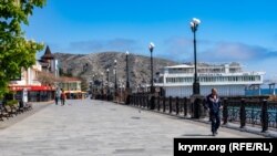 An empty boardwalk in Sudak.