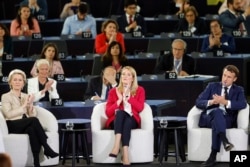 Урсула фон дер Лайен, Роберта Мецола и Еманюел Макрон в ЕП