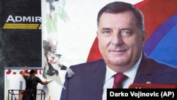 Egy nappal az általános választások után eltávolítják a választási óriásplakátot, amelyen Milorad Dodik boszniai szerb vezető látható a boszniai Banja Luka városában 2022. október 3-án