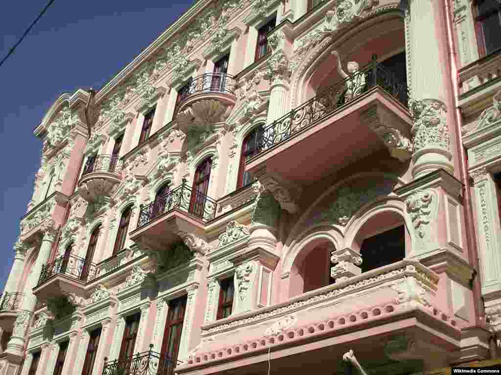 Construit între 1898 și 1899, hotelul Bristol este un amestec de renaștere renascentistă și renaștere barocă victoriană cu statui neoclasice. Arhitecții care l-au proiectat au fost Alexander Bernadazzi și Adolf Minkus. În epoca sovietică, hotelul a fost redenumit Hotel Krasnaya..&nbsp;