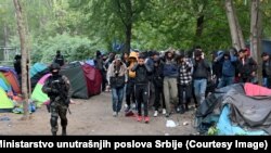 Ministarstvo unutrašnjih poslova Srbije saopštilo je 5. oktobra da je u mestu Srpski Krstur blizu srpsko-mađarske granice pronašla 200 migranata bez ličnih dokumenata, novca i oružja