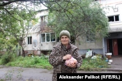 Olena Bubiyenko qëndron pranë një banese ku ajo aktualisht në Ruski Tishki, në rajonin e Harkivit të Ukrainës.