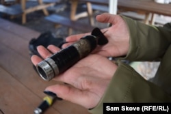 Një bombë e rreme që përdoret për trajnim në shkollën Kurk.