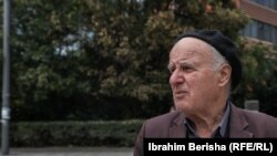 Pensionisti Ramë Çitaku thotë se e viziton Zyrën e Pensioneve katër herë në vit - dy herë për vete dhe dy herë të tjera kur e dërgon për paraqitje gruan e tij të paralizuar.