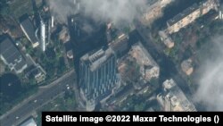 Imazhet satelitore shfaqin dëmet në ndërtesën e kompanisë Samsung dhe të një stacioni elektrik në Kiev, pas sulmeve ruse më 12 tetor.