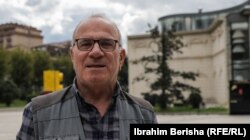 "Përpara ka qenë më ndryshe, sepse njerëzit nuk i lajmëronin familjarët e vdekur, i keqpërdornin pensionet”, thotë Isat Muja, pensionist.