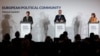 Kryeministri çek, Petr Fiala, presidenti i Francës, Emmanuel Macron, dhe presidentja e Moldavisë, Maia Sandu, gjatë një konference shtypi gjatë Samitit të BE-së brenda Komunitetit Politik Evropian, në Kështjellën e Pragës në Pragë. 6 tetor 2022.
