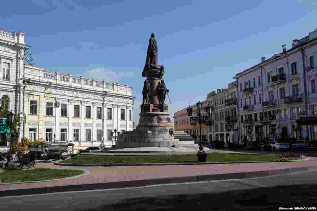 Fondat în 1794 de către împărăteasa rusă Ecaterina cea Mare ca port militar și comercial pentru Marea Neagră și regiunile mediteraneene, Odesa este singurul oraș ucrainean care și-a păstrat clădirile și structura din secolul al XVIII-lea și începutul secolului al XIX-lea. Monumentul întemeietorilor Odesei, cunoscut și sub numele de Monumentul împărătesei Ecaterina cea Mare, se află în centrul pieței orașului.