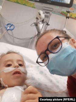 Anisia împreună cu mama, la Roma, dupa a 5-a operație