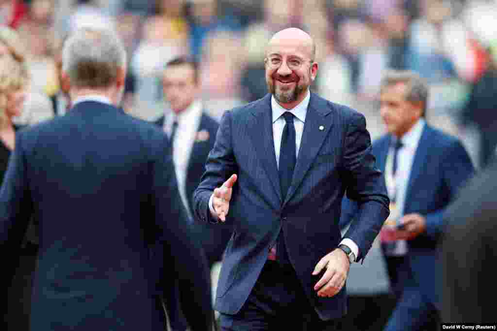 Predsednik Evropskog saveta Charles Michel pozdravlja se sa premijerom Češke Petrom Fialom.
