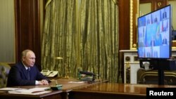 Vlagyimir Putyin orosz elnök a Biztonsági Tanács tagjaival tartott videótalálkozón Szentpétervárott, Oroszországban 2022. október 10-én