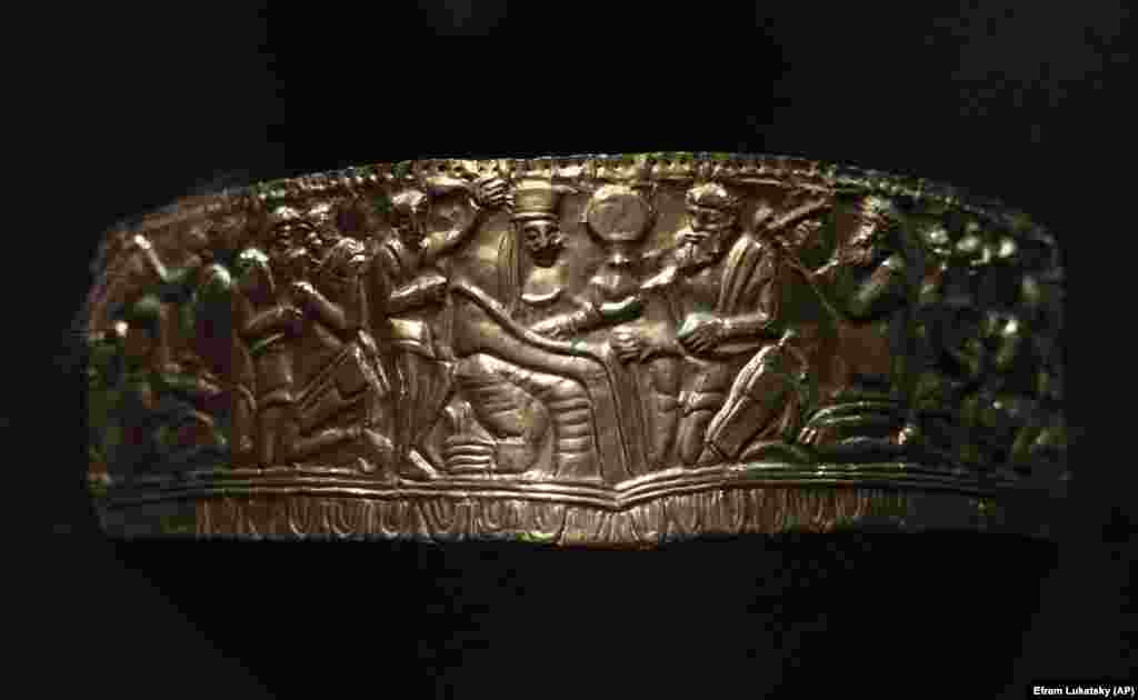 O replică a unei diademe de aur din secolul al IV-lea î.Hr., provenind dintr-un tumul funerar antic scitic, este expusă la Muzeul Comorilor Istorice din Kiev. Potrivit Nataliei Pancenko, multe dintre obiectele de artă din muzeu au fost duse în altă parte, iar acum, în locul lor, sunt expuse reproduceri. „Aceste lucruri sunt delicate și totuși au supraviețuit sute de ani”, spune ea. „Nu am putut suporta gândul că ar putea fi pierdute”.