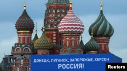 Сцената, издигната на Червения площад за митинга по повод анексирането на Донецк, Луганск, Запорожие и Херсон.