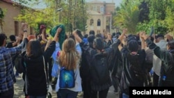Disa persona duke protestuar në Iran. Fotografi ilustruese nga arkivi.