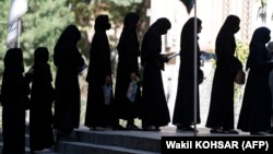 Studente afgane stau la coadă pentru examenele de admitere la Universitatea din Kabul, la începutul acestui an. 