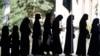 Studente afgane sosesc pentru examenele de admitere la Universitatea din Kabul pe 13 octombrie 2022, cu două luni înainte ca talibanii să interzică accesul femeilor la învățământul superior.