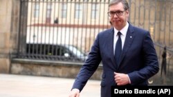 Președintele sîrb Aleksandar Vučić sosind la reuniunea Comunității Politice Europene, Praga, 6 octombrie 2022.