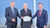 D. Kovács Róbert kőbányai fideszes polgármester, Bogsch Erik, a Richter Gedeon Nyrt. igazgatóságának elnöke és Orbán Gábor, a cég jelenlegi vezérigazgatója, korábbi NGM-es államtitkár egy emlékműavatáson 2022. szeptember 22-én