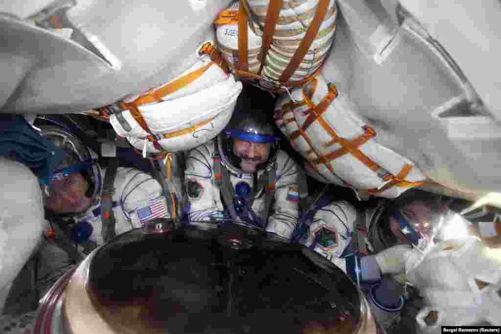 Američki astronaut Scott Kelly sa ruskim astronautima Aleksandrom Kalerijem i Olegom Skripochkom u Sojuzovoj kapsuli za sletanje 2011. godine.