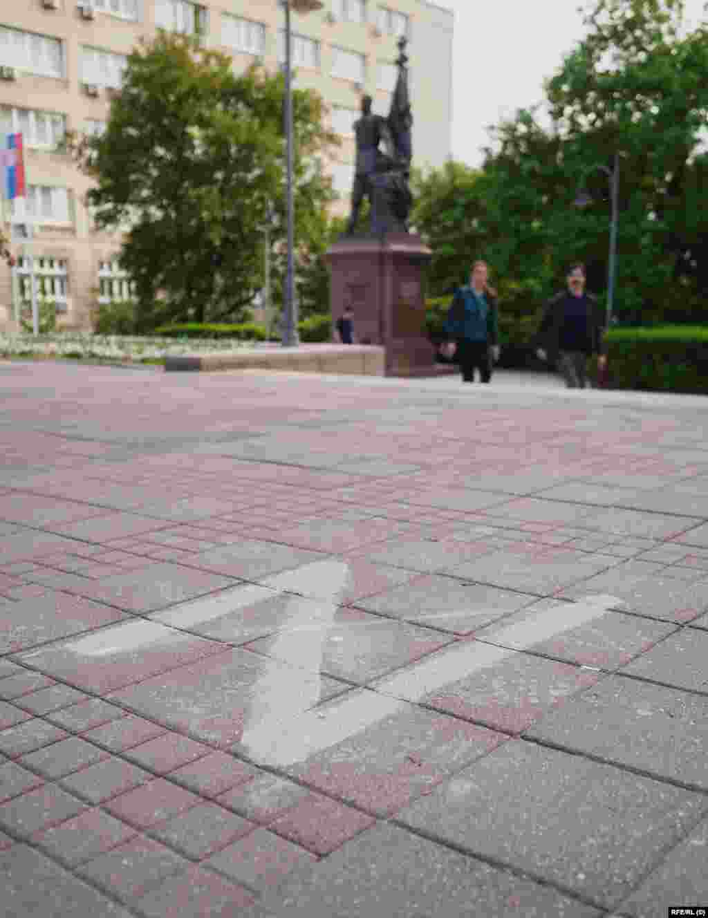 Пречкртано &bdquo;Z&ldquo; пред статуата на Николај II, последниот цар на Русија. Проруските активисти одржаа неколку митинзи оваа година кои се собираат пред статуата на царот пред да маршираат низ центарот на Белград.
