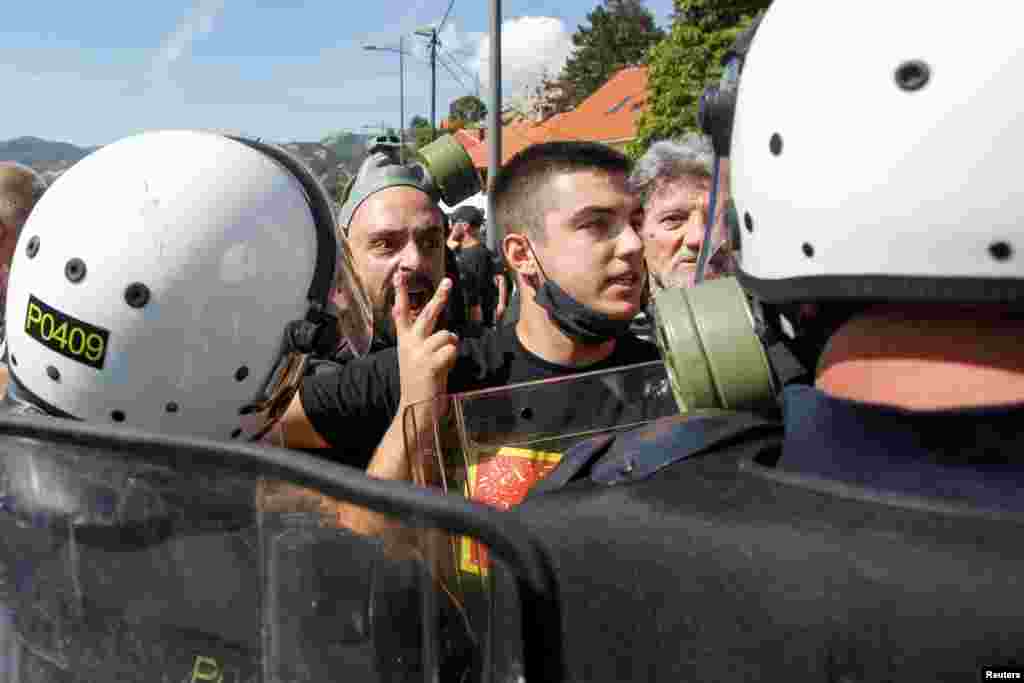 Демонстранти се расправаат со полиција на протестот против устоличувањето во Цетиње на црногорско-приморскиот митрополит Јоаникие на Српската православна црква. &nbsp;