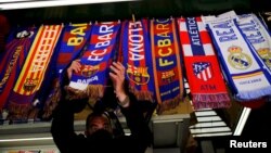 Šalovi fudbalskih klubova Barselona, Atletiko Madrid i Real Madrid izloženi su u prodavnici u Barseloni nakon što je 12 najboljih evropskih fudbalskih klubova pokrenulo otcepljenu Super ligu, Španija (19. april)
