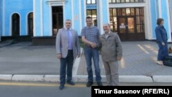 Адвокат Мартенса Алексей Абзалов, сам Евгений Мартенс и Владимир Полубояренко у здания ставропольского вокзала