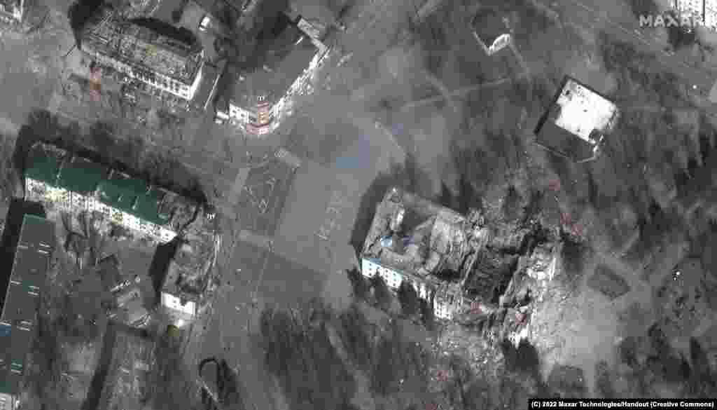 Уништениот театар во Мариупол со зборот „деца“ кој се уште се гледа. Голем број луѓе се засолнуваа таму кога беше погодена од разурнувачки руски напад на 16 март. Локалниот градски совет процени дека 300 луѓе загинале во инцидентот, повикувајќи се на очевидци, иако тоа не може да се потврди независно.
