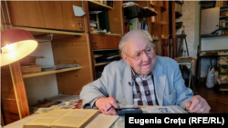 Pensionarul Vasile Țurcanu, în apartamentul său din Chișinău. Unul din eroii documentarului „Părinți și bunici”