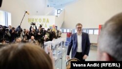 Aleksandar Vučić, predsednik Srbije i lider Srpske napredne stranke, na biračkom mestu u Beogradu na izborni dan 3. aprila 2022.