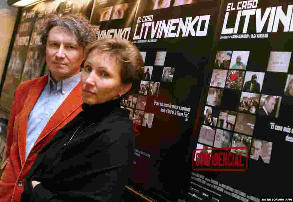 Marina Litvinyenko (jobbra) és Andrej Nyekraszov filmrendező a Lázadás: a Litvinyenko-ügy vetítésén Madridban 2007. december 20-án