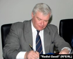 Юрий Попов, сафири Русия дар Тоҷикистон