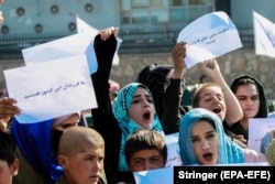 Gratë duke brohoritur slogane të ndryshme gjatë protestës së 21 tetorit.