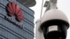 Egy térfigyelő kamera a Huawei gyára előtt a kínai Kuangtung tartománybeli Tungkuanban 2019. március 25-én