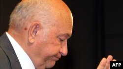 Юрий Лужков приступил к чтению лекций. Без прессы
