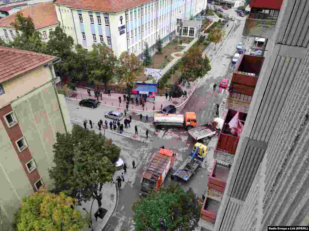 Me kamionë, qytetarët bllokuan rrugë në Mitrovicë të Veriut.&nbsp;