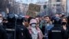 Protestat e grupeve të aktivistëve të mjedisit kundër kompanisë Rio Tinto në Lloznicë, më 27 nëntor, 2021. Disa protestues mbajnë në duar pano ku shkruhet "hajnat" dhe "tradhti".