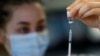 Një infermiere duke përgatitur një dozë të vaksinës, Pfizer. Fotografi nga arkivi. 