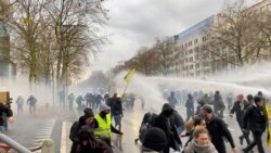 „A szabadságomat akarom!” – A lezárások ellen tüntettek Európa-szerte