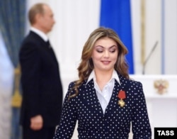 Alina Kabayeva, kampione olimpike në gjimnastikë artistike pas marrjes së shpërblimit nga presidenti Vladimir Putin në Moskë, 21 dhjetor 2005.