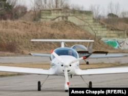 Një avion në pistën në Milovice në mars të vitit 2025.