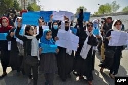 Gratë dhe vajzat afgane duke protestuar para Ministrisë së Edukimit në Kabul, me kërkesë për rihapjen e shkollave për vajzat e reja.