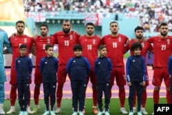 Iranske reprezentativci odlučili su da ne pevaju himnu zemlje pre svoje prve utakmice na Svetskom prvenstvu 21. novembra, očigledno izražavajući podršku demonstrantima kod kuće.