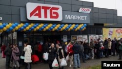 Опашка пред първия супермаркет, отворил врати в Херсон, 20 ноември 2022 г.