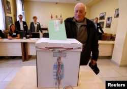 Magyar szavazó Csíkszeredában a 2014-es magyarországi választáson