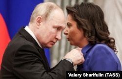 Ruski predsjednik Vladimir Putin dodjeljuje Orden časti glavnoj urednici RT Margariti Simonyan tokom ceremonije u Kremlju, 20. decembra 2022.