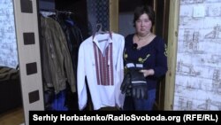 Традиционната вишиванка - украинска бродирана риза - която Инга е купила точно преди инвазията, все още виси в гардероба ѝ.