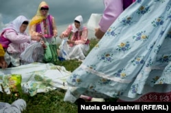 Duhobori na praznik u svojoj tradicionalnoj odeći uživaju u izletu u planinama Džavahetije.
